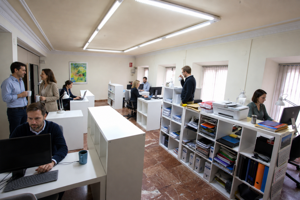 oficina con gente